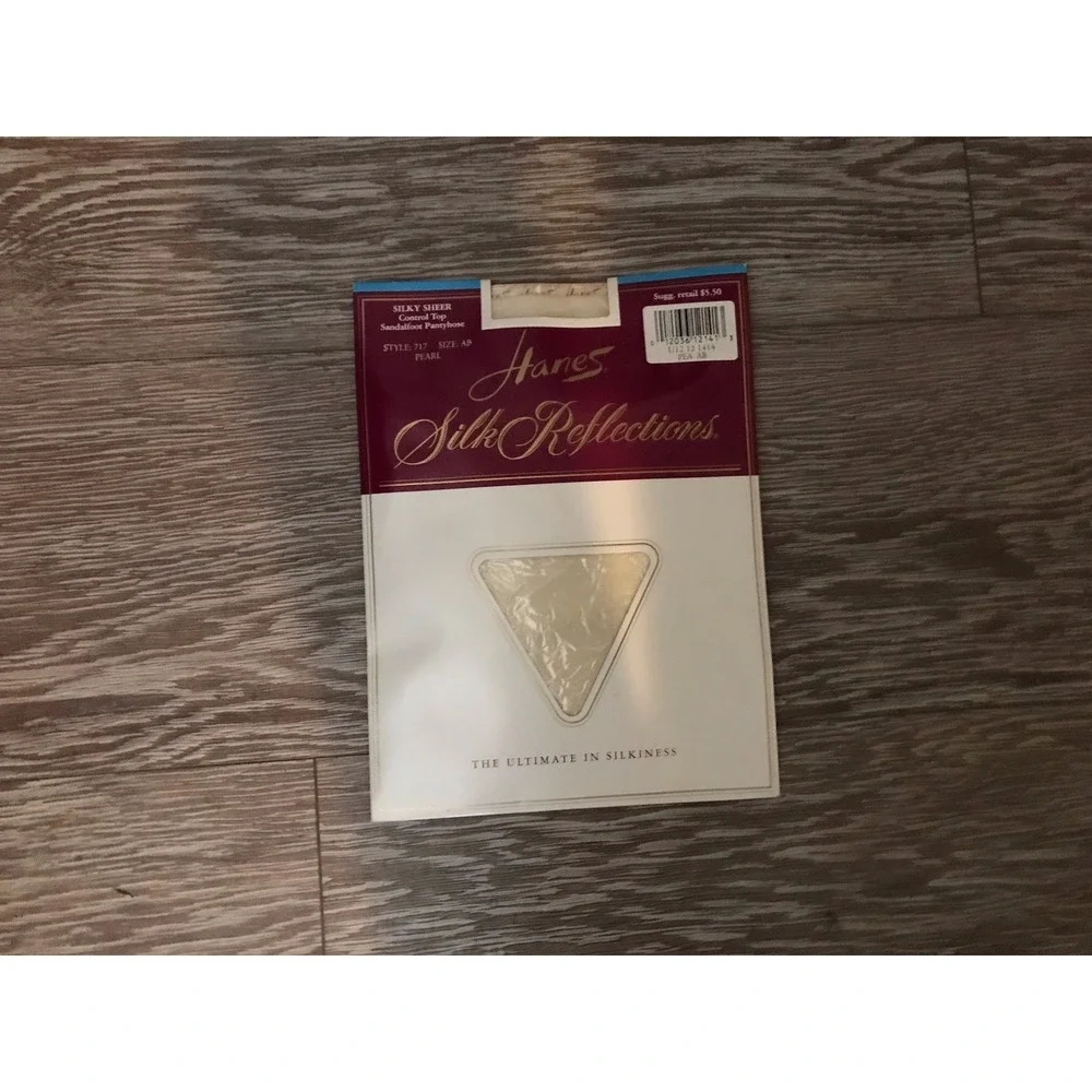 Hanes Silk Reflections Silky Sheer Control Top Pantyhose Style 717 Size AB Pearl
